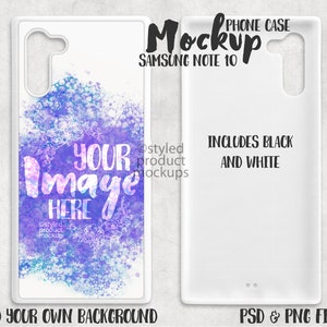 Può includere: Mockup di custodia per telefono bianca per un telefono Samsung Note 10. La custodia ha un retro trasparente con un design ad acquerello viola e blu e il testo "YOUR Image HERE". Il testo "PHONE CASE Mockup SAMSUNG NOTE 10" è nella parte superiore dell'immagine. Il testo "INCLUDES BLACK AND WHITE" è sul lato destro dell'immagine. Il testo "ADD YOUR OWN BACKGROUND" è nella parte inferiore dell'immagine. Il testo "PSD & PNG FILES" è nella parte inferiore destra dell'immagine.