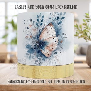 Op de afbeelding: Een cilindrische container met een aquarelontwerp met een vlinder en bladeren in roze, blauw en wit. De basis is lichtgekleurd hout. Tekst op de container luidt: "EASILY ADD YOUR OWN BACKGROUND" en "BACKGROUND NOT INCLUDED SEE LINK IN DESCRIPTION."