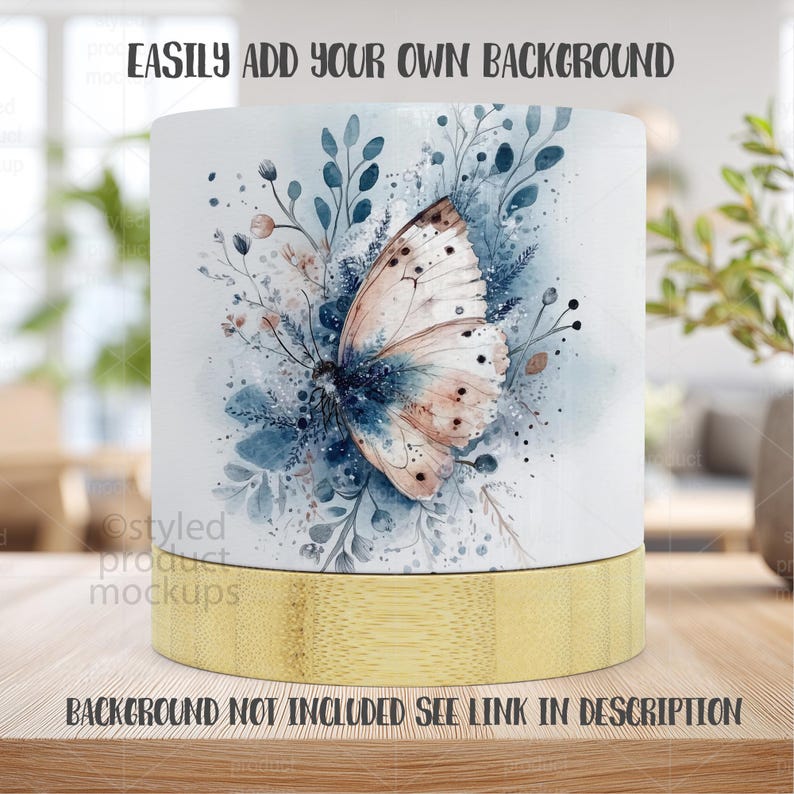 Op de afbeelding: Een cilindrische container met een aquarelontwerp met een vlinder en bladeren in roze, blauw en wit. De basis is lichtgekleurd hout. Tekst op de container luidt: "EASILY ADD YOUR OWN BACKGROUND" en "BACKGROUND NOT INCLUDED SEE LINK IN DESCRIPTION."