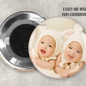Pode incluir: Um &iacute;m&atilde; de bot&atilde;o redondo com um beb&ecirc; sorrindo usando um chap&eacute;u de coelho branco. O bot&atilde;o tem uma borda prateada met&aacute;lica e uma parte traseira magn&eacute;tica preta. O texto no bot&atilde;o diz "EASILY ADD YOUR OWN BACKGROUND".