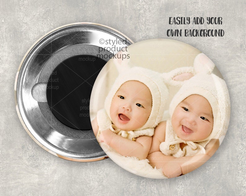 Pode incluir: Um &iacute;m&atilde; de bot&atilde;o redondo com um beb&ecirc; sorrindo usando um chap&eacute;u de coelho branco. O bot&atilde;o tem uma borda prateada met&aacute;lica e uma parte traseira magn&eacute;tica preta. O texto no bot&atilde;o diz "EASILY ADD YOUR OWN BACKGROUND".