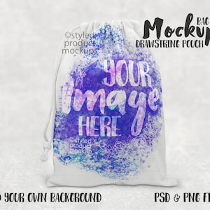 Pode incluir: Uma maquete de bolsa com cordão branca com um design vibrante em aquarela roxa e azul. O texto "YOUR IMAGE HERE" é exibido de forma proeminente. As palavras "Mockup BAG DRAWSTRING POUCH" também são visíveis.