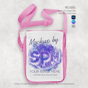 K&ouml;nnte beinhalten: Rosa Crossbody-Taschen-Mockup mit einer wei&szlig;en Frontplatte. Auf der Platte steht der Text "Mockup by SPM" &uuml;ber den Worten "YOUR IMAGE HERE" in einem blau-violetten Design. Die Tasche hat einen rosa Riemen und ist f&uuml;r digitale Dateien konzipiert.