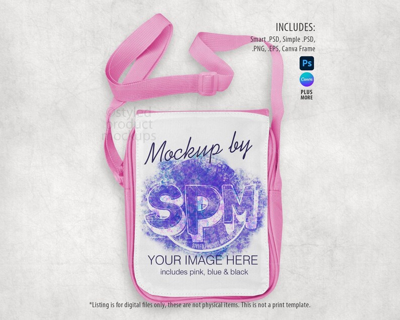 K&ouml;nnte beinhalten: Rosa Crossbody-Taschen-Mockup mit einer wei&szlig;en Frontplatte. Auf der Platte steht der Text "Mockup by SPM" &uuml;ber den Worten "YOUR IMAGE HERE" in einem blau-violetten Design. Die Tasche hat einen rosa Riemen und ist f&uuml;r digitale Dateien konzipiert.
