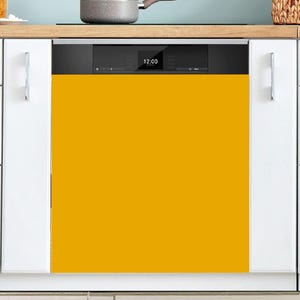 Puede incluir: Un lavavajillas con un panel frontal de color amarillo mostaza s&oacute;lido y una consola de control negra en la parte superior. El panel de control cuenta con una pantalla digital que muestra la hora 12:00 en blanco, junto a botones t&aacute;ctiles e iconos.
