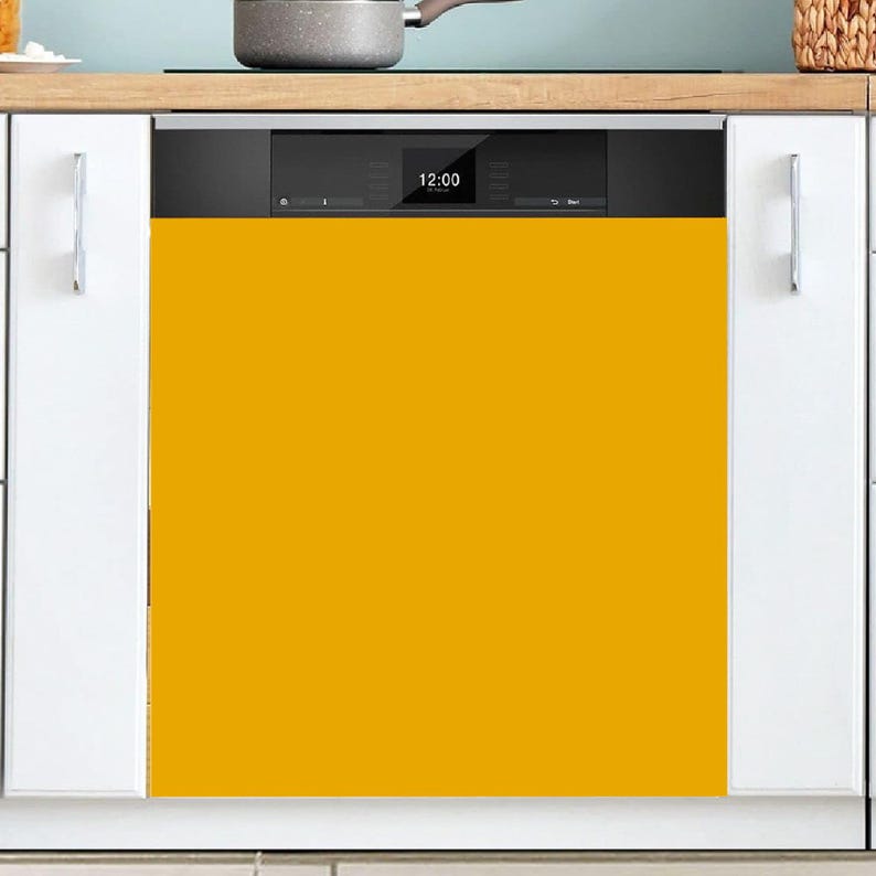 Puede incluir: Un lavavajillas con un panel frontal de color amarillo mostaza s&oacute;lido y una consola de control negra en la parte superior. El panel de control cuenta con una pantalla digital que muestra la hora 12:00 en blanco, junto a botones t&aacute;ctiles e iconos.