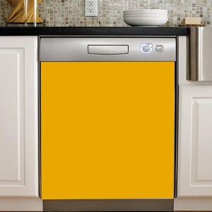 Puede incluir: Un lavavajillas de acero inoxidable con un panel de cubierta magn&eacute;tico de color amarillo mostaza s&oacute;lido en la puerta frontal. El electrodom&eacute;stico tiene un asa horizontal, un bot&oacute;n de control circular con luz azul y acabado met&aacute;lico.