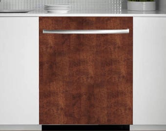 Puede incluir: Un lavavajillas con acabado de veta de madera marrón oscuro. La puerta tiene un tirador horizontal de metal cepillado. El lavavajillas está integrado en un mueble blanco, con una encimera blanca y un salpicadero de azulejos de color claro.