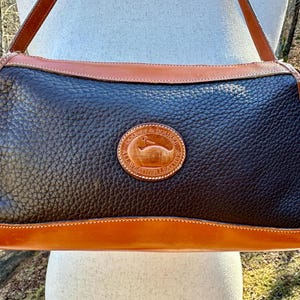 Borsa a tracolla vintage Dooney and Bourke AWL - Borsa in pelle marrone e marrone chiaro realizzata negli Stati Uniti - Logo Duck - Classica borsa a bisaccia in pelle adatta a tutte le stagioni