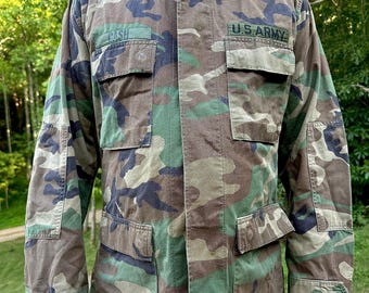 Vintage U.S. Army BDU Jacke: Woodland Camo Militär Feldmantel, Mittellang
