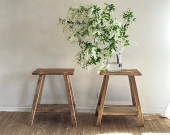 handgemaakte houten kruk, nachtkastje, oude houten kruk met plank, salontafel, vuren schuurhout, badkamer slaapkamermeubilair, hergebruikt zacht hout