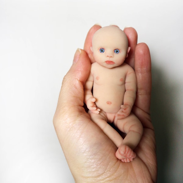 Stevig siliconen miniatuur baby Victoria 11,5 cm