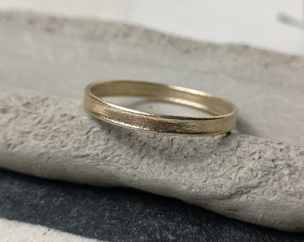 Anello super leggero da 2,5 mm in oro riciclato massiccio da 9 ct testurizzato