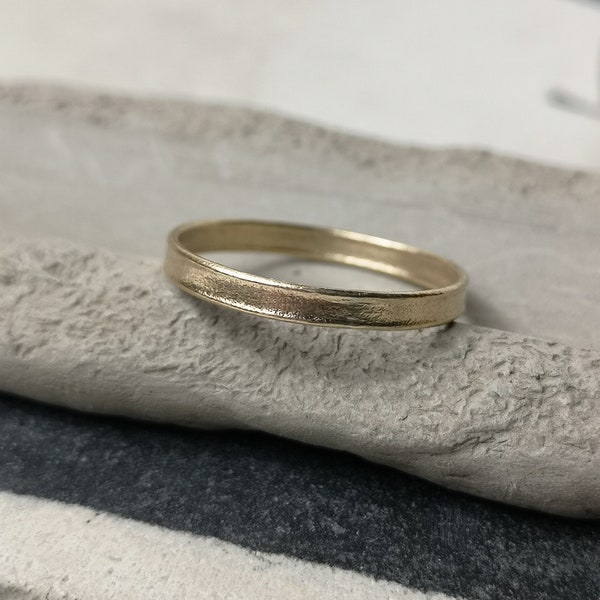 Strukturierte 2,5 mm super leichter Ring aus 9 Karat recyceltem Gold
