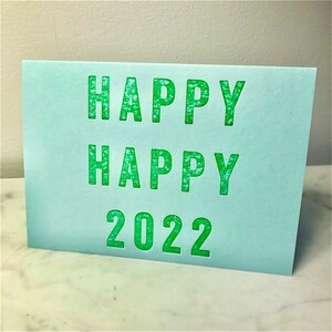 Cartão de felicitações de feliz ano novo em tipografia (verde)