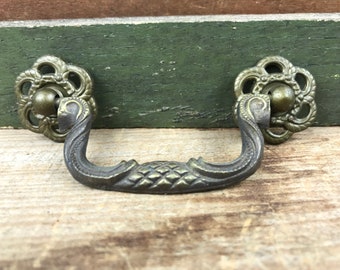 A good quality antique style brass pull furniture drawer handle MK10