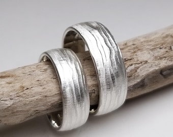 S17 SILBER & SPUREN - breite individuelle Eheringe, Trauringe mit lebendigen Wellen, Spuren, oval gerundet