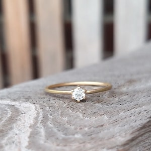 DELICATE DIAMOND - handmade engagement ring in 750 rose gold with claw setting