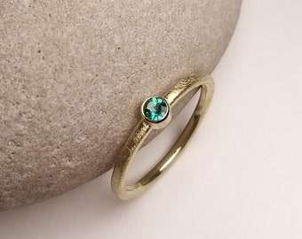 Beautiful emerald ring in yellow gold also suitable for larger fingers