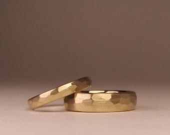 GOLD & HAMMERSCHLAG - schlichte, gehämmerte Eheringe, Trauringe oval in Gelbgold