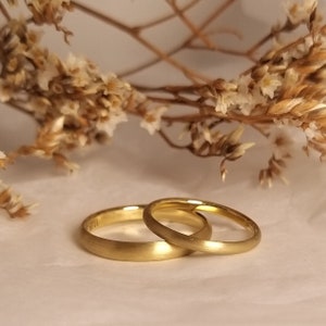 ZART & ZART - simple, very narrow wedding rings, wedding rings rounded on the outside and straight on the inside in yellow gold 333, 585 or 750