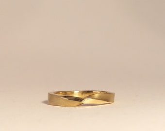 Individual, handmade engagement ring yellow gold - Möbius ring