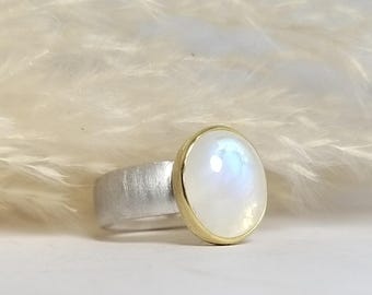 E33 EINZELSTÜCK – Mondstein Cabochon Ring in 750 Gelbgold Fassung und silberner Ringschiene