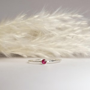 VS9 RUBIN & ZART – sehr feiner Verlobungsring in Silber mit rotem Rubin - handmade, romantisch , Beisteckring, Vorsteckringring