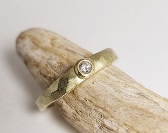 85A durch DICK & DÜNN – individueller, handgearbeiteter Verlobungsring Gold und Brillant – Hammerschlag, Antragsring, Recycling Gold