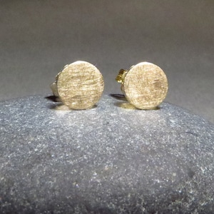 O1 kleine Plättchen Ohrstecker in Gold - Goldpunkt 8mm, mattiert, handmade