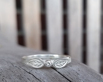 BRILLIANT & LEAVES - delicate engagement ring in silver