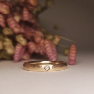 ROSE & BRILLANT schlichter Verlobungsring in Roségold Brillantring mit Hammerschlag Bild 5