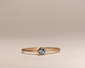 AQUAMARINE & ROSÉ - delicate and fine engagement ring in rose gold