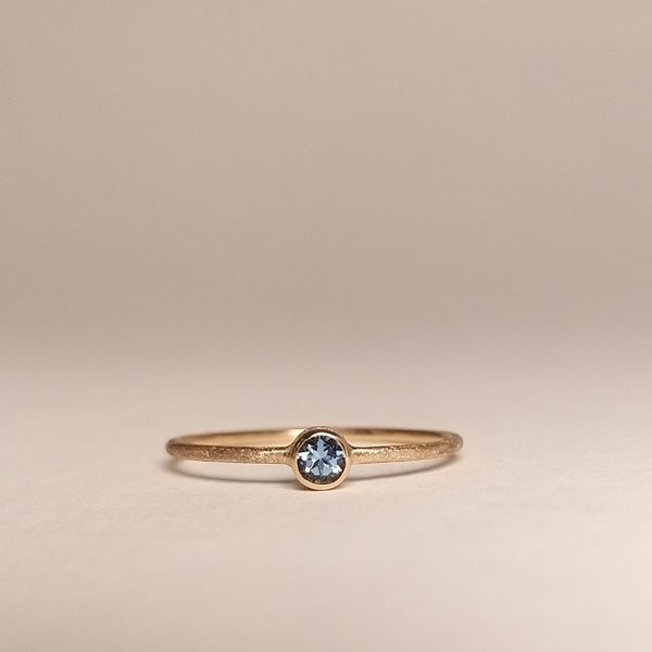 AQUAMARINE & ROSÉ - delicate and fine engagement ring in rose gold