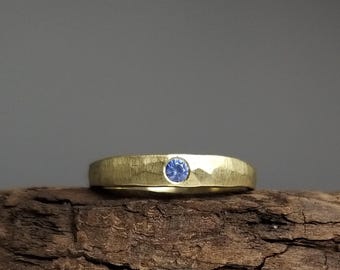 85 durch DICK & DÜNN – individueller, handgearbeiteter Verlobungsring Gold und Saphir – Hammerschlag, Antragsring, Recycling Gold
