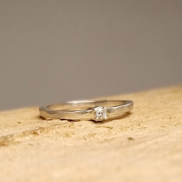 VS7 SILVER & HAMMERED - individual engagement ring diamond in 4-claw setting - handmade, romantic, stacking ring