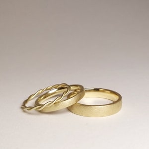 Ehering Set Gerade & Gerundet in Gelbgold mit Beisteckring Verkordelt Bild 3