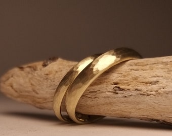NARROW & HAMMERSHOCK SMALL - narrow, delicate, hammered wedding rings, oval wedding rings in yellow gold