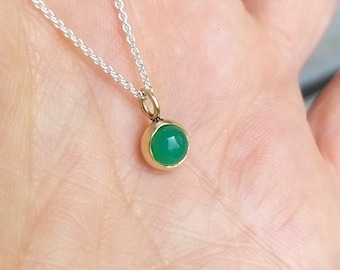 delicate, small, round pendant with chrysoprase in 750 gold - back in silver