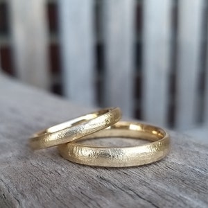 Gold & STRUCTURE - simple structured wedding rings yellow gold