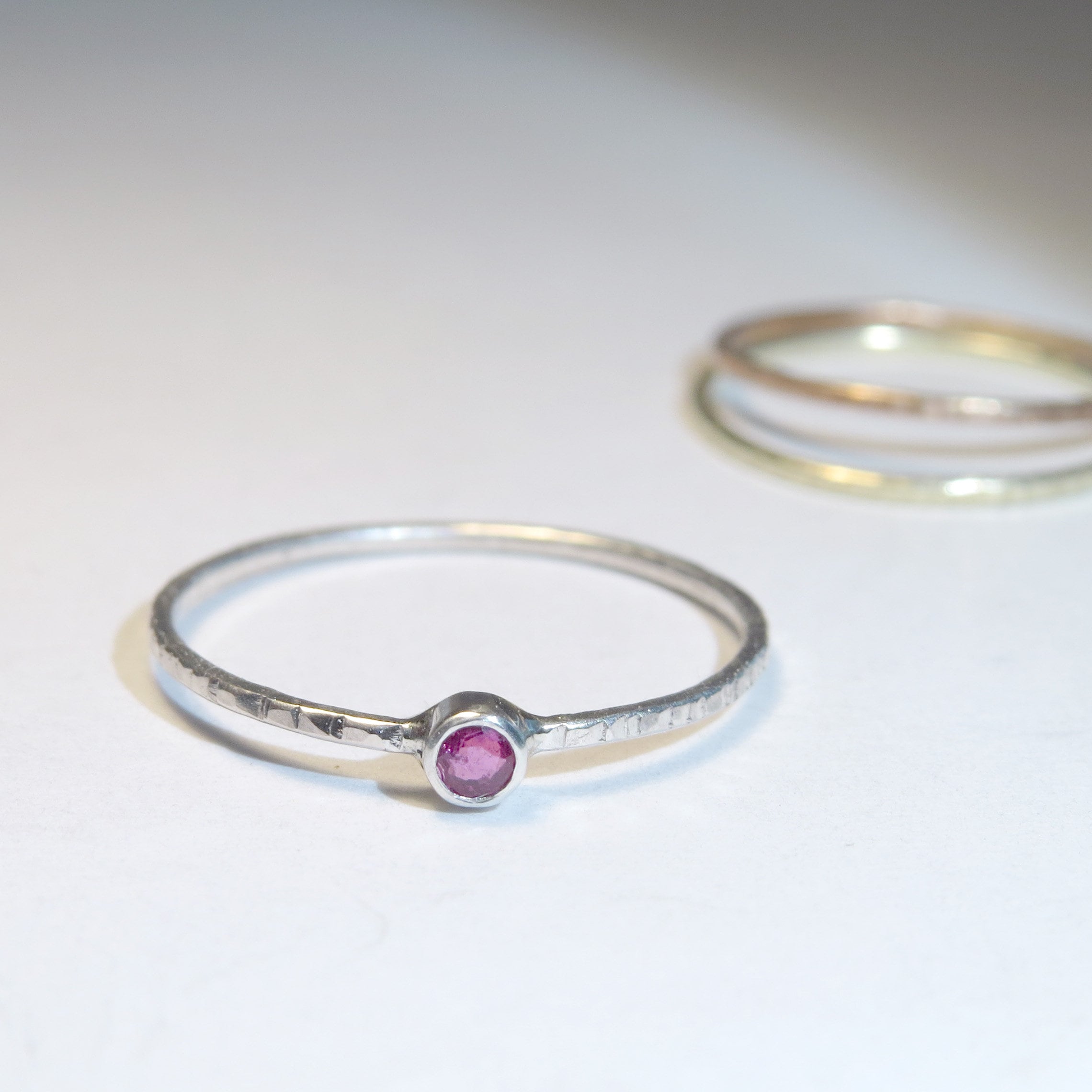 VS9 RUBIN & ZART – Very Fine Engagement Ring in Silver With Red