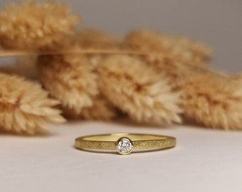 klar und schlicht - Gelbgold Verlobungsring mit Brillant