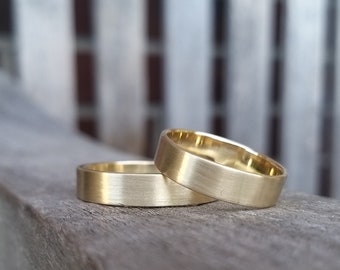 STRAIGHT & STRAIGHT - simple, flat, minimalist wedding rings in yellow gold