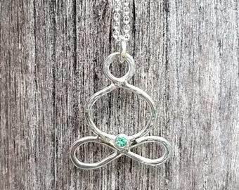 H 30 zarter Buddah-Anhänger - wie keltischer Knoten, Silber Buddah mit Smaragd