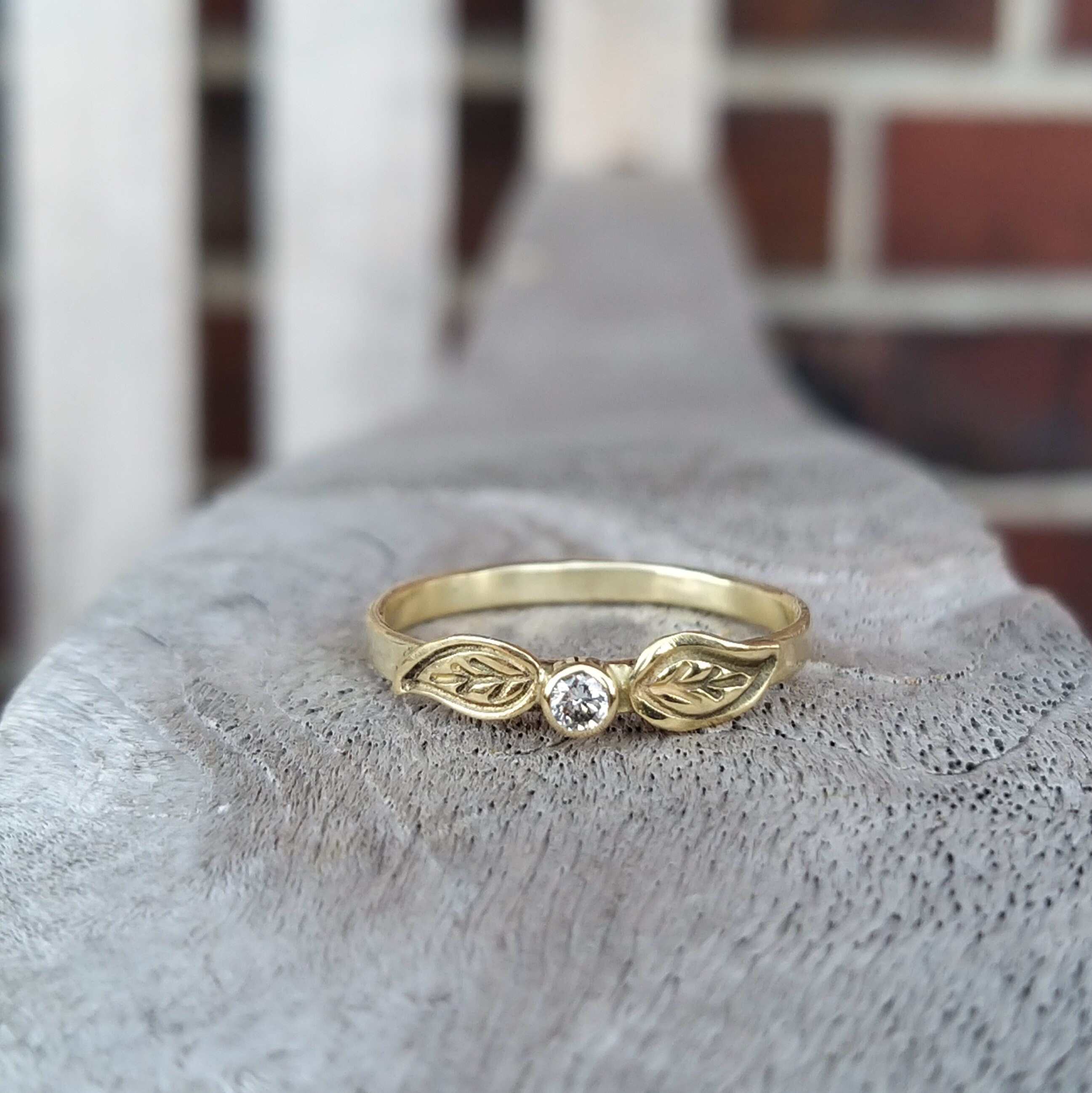 BRILLIANT & LEAVES Delicate Engagement Ring in Yellow Gold 