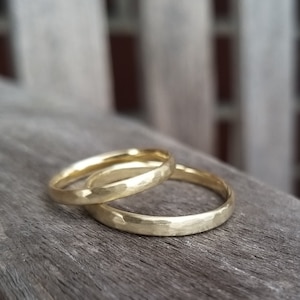 DELICATE & HAMMERSCHLAG - very narrow, delicate, hammered wedding rings, wedding rings oval, matt or shiny in yellow gold