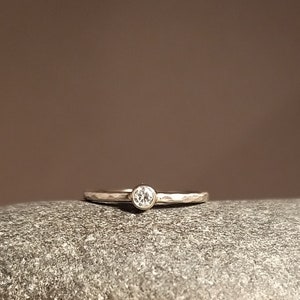 HAMMERED & WHITE GOLD individual engagement ring with diamond