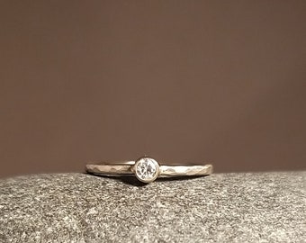 HAMMERED & WHITE GOLD individual engagement ring with diamond