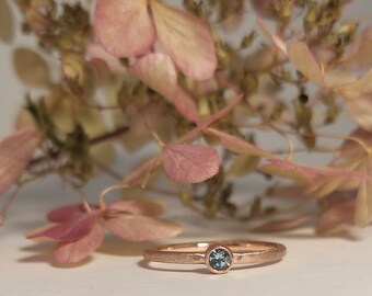 VR6A ZAFIRO Y ORO ROSA – Anillo de compromiso de oro – Anillo de propuesta sencillo, fino y personalizado, anillo de zafiro hecho a mano en Hamburgo