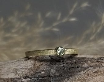 48 ZART & KLAR – Verlobungsring Gold – hellgrüner Saphir individuell, schlicht, gebürstet – Antragsring, Saphirring